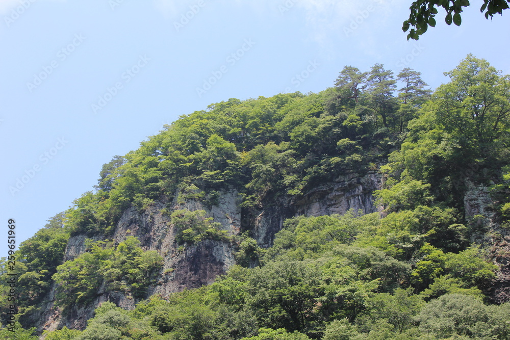 岩肌が露出した山(群馬県)