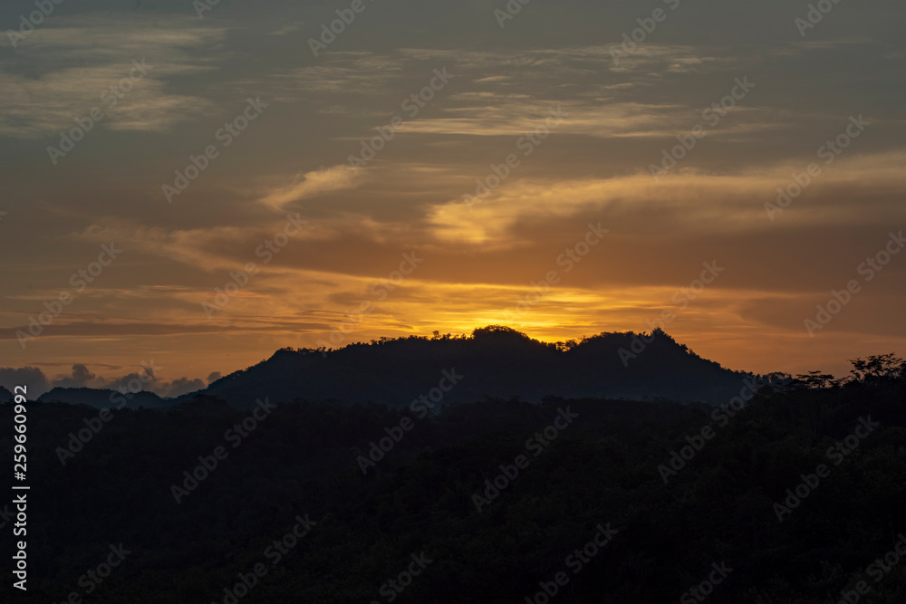 Obraz premium Sunset on the edge of the lake Poor East Java location Indonesia