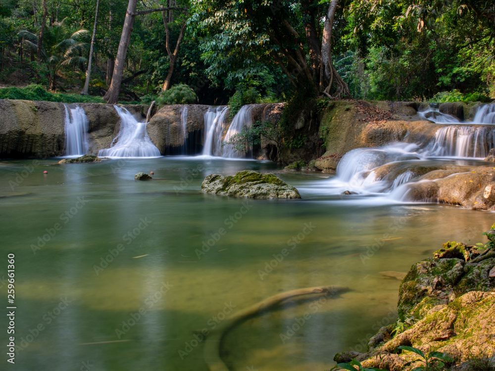 Obraz premium Beautiful waterfall in Thailand Saraburi province travel background 