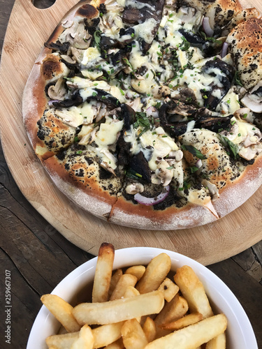 mushroom pizza photo