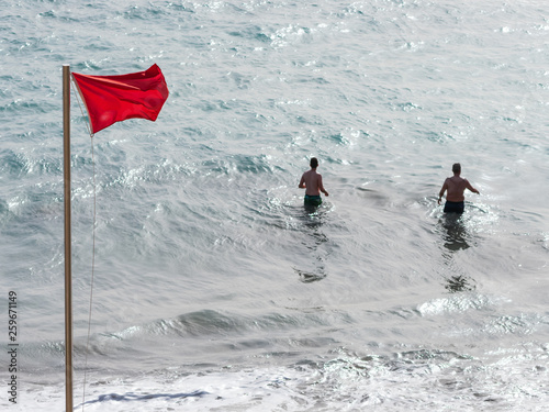 Mortal danger - bathing prohibited - disregard of rules