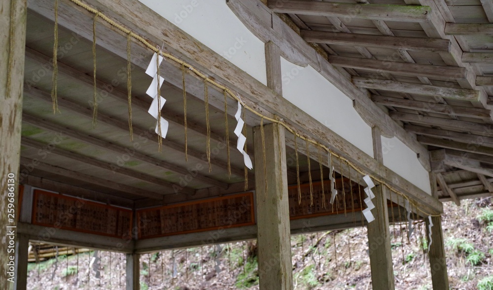 Naklejka premium 日本の京都の神社のしめ縄