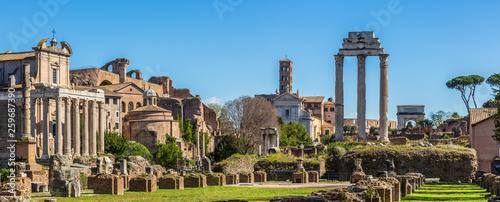 Foto Roman Forum in sunny day, Rome, Italy