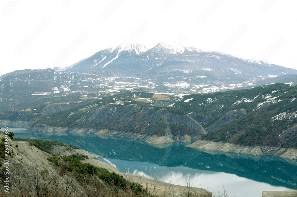 Lac à la montagne Alpes françaises