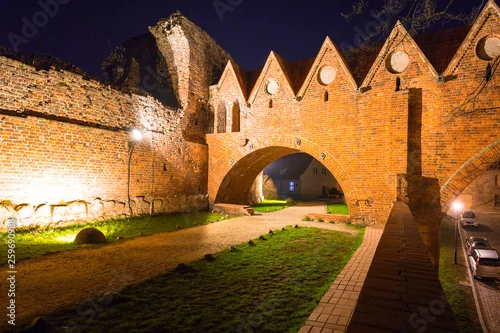 Obraz Ruiny zamku krzyżackiego w Toruniu w nocy, Polska