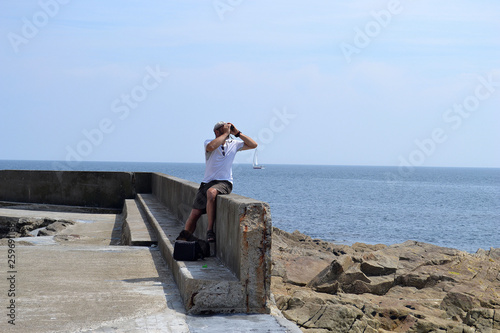 un homme qui regarde dans une paire de jumelles