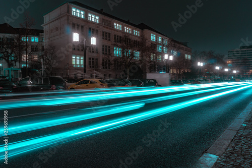 Neon Verkehrs Lichter in Berlin bei Nacht in einem futuristischen Look