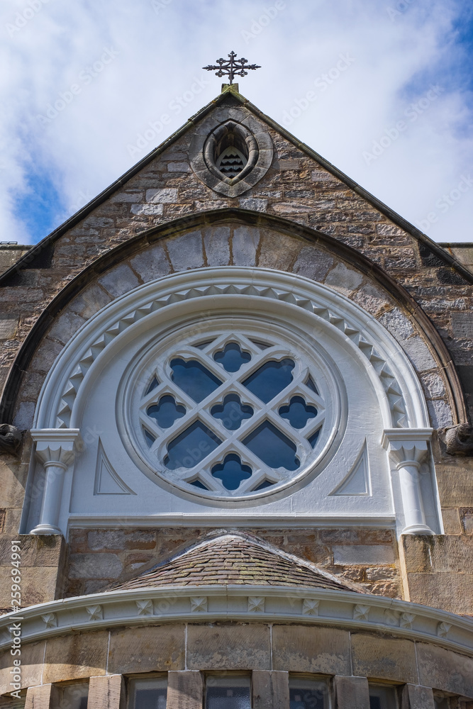 Giebel der Kirche in Pitlochry/Schottland