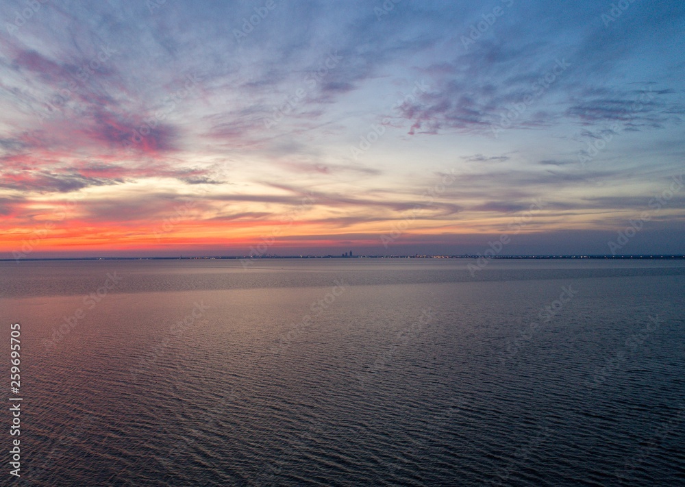 Obraz premium Sunset over Mobile Bay on the Alabama Gulf Coast 