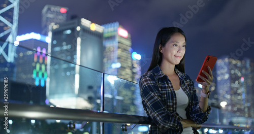 Canvas Print Woman use mobile phone online in city at night