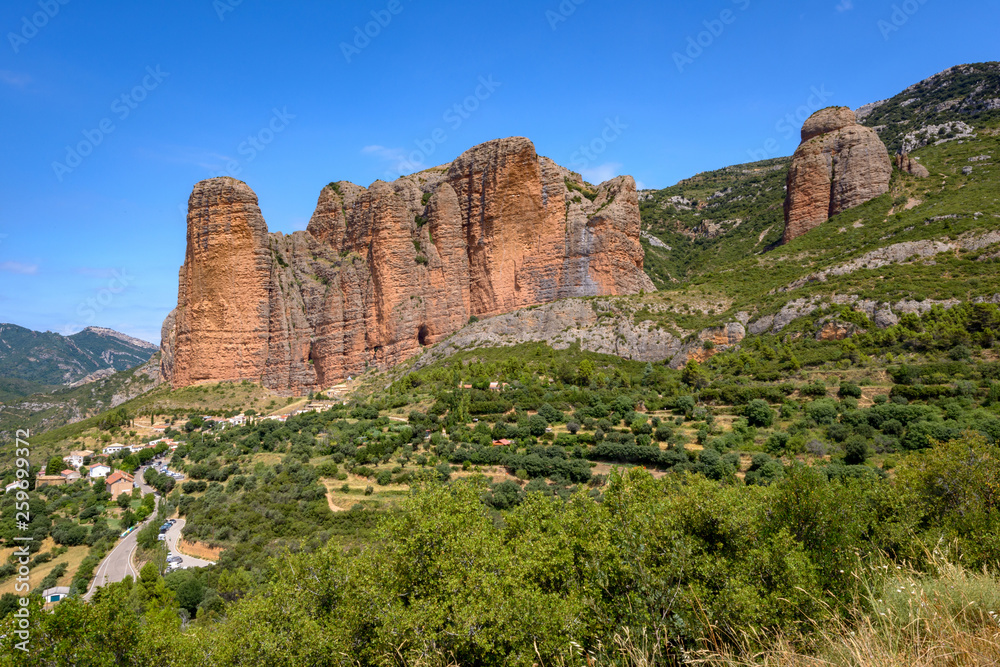 Formación rocosa denominada Los Mallos de Riglos, junto a la población de Riglos. Huesca. Aragón. España