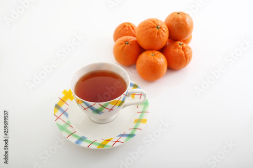 一杯の紅茶と果物
