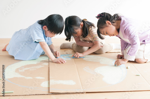 段ボールに地球の絵を描く子供たち Stock Photo Adobe Stock