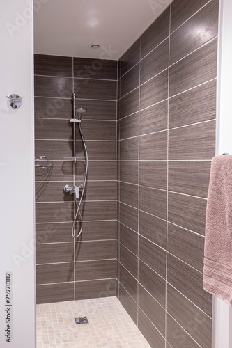 Canvastavla Douche italienne moderne et design, couleur marron