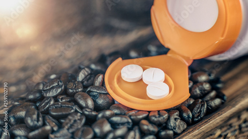 Photographie Caffeine Supplementation Bottle with Pills and Coffee Beans