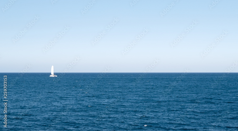 Catamaran navegando cerca al horizonte