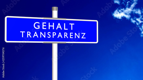 Gehalt Transparenz - Text auf blauem Schild vor einem fast wolkenlosen Himmel