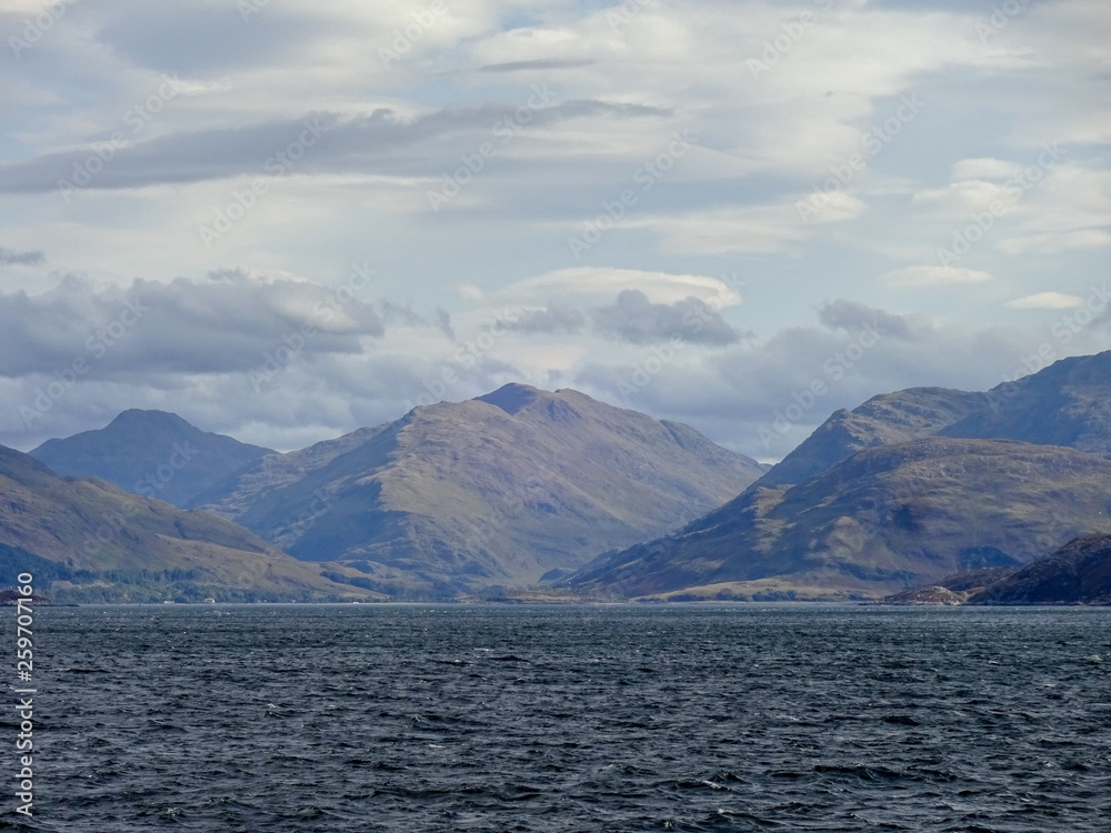 Blick über die Bucht von Sleat auf der Isle of Skye in Schottland