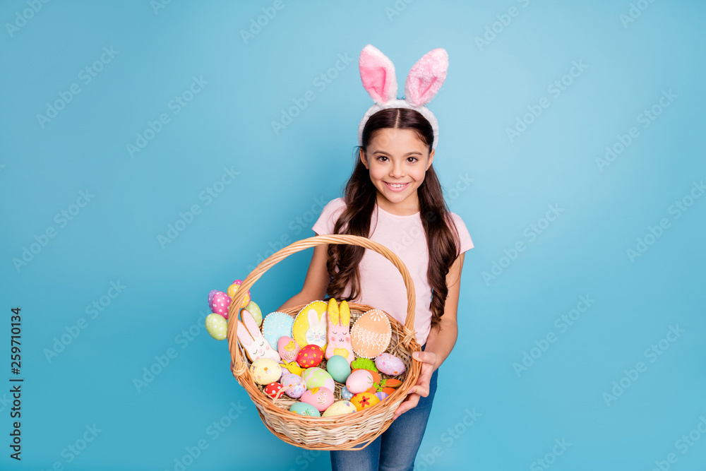 Photo portrait of cheerful positive beautiful dressed in casual jeans denim t-shirt pink costume girl holding showing big large wooden basket with lot delicious sweet food isolated pastel background
