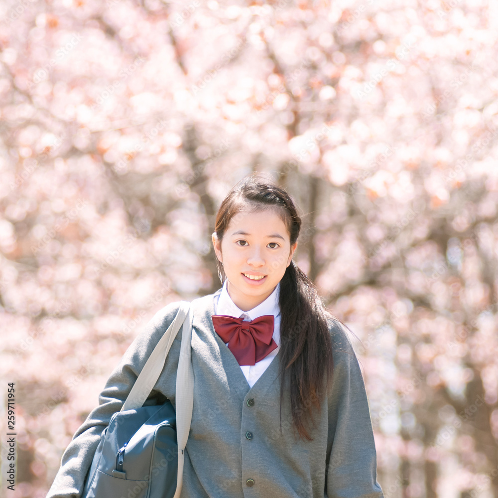 桜の前で微笑む中学生 桜の前で微笑む中学生