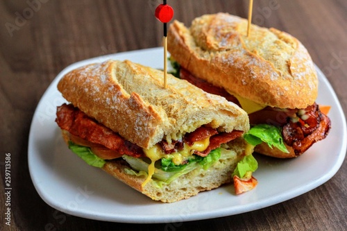 Bocadillo lomo queso y lechuga