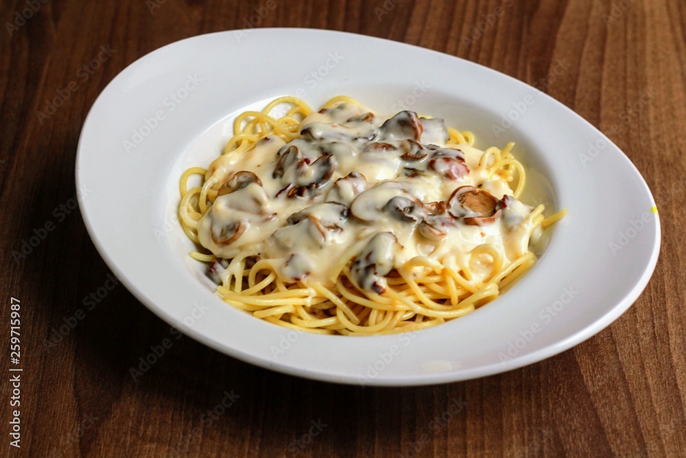 Espaguetis con champiñones setas Espaguetis con champiñones setas