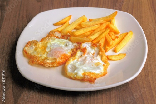 Huevos fritos con patatas