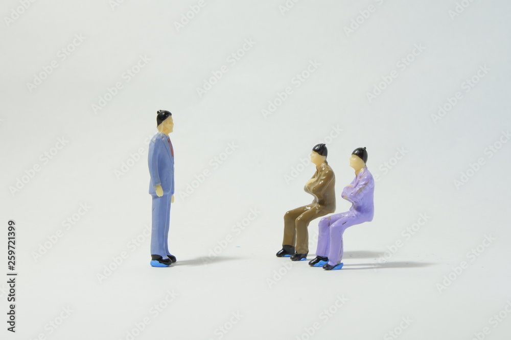 空気イスをする二人を見つめる男