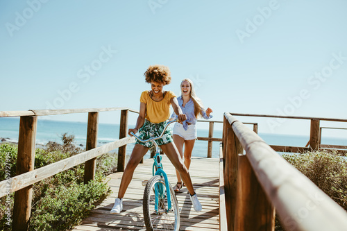 Leinwand Poster Female friends enjoying on vacation