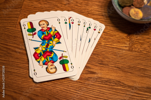 Schafkopf Karten Ober Unter auf Holztisch mit Spielgeld photo