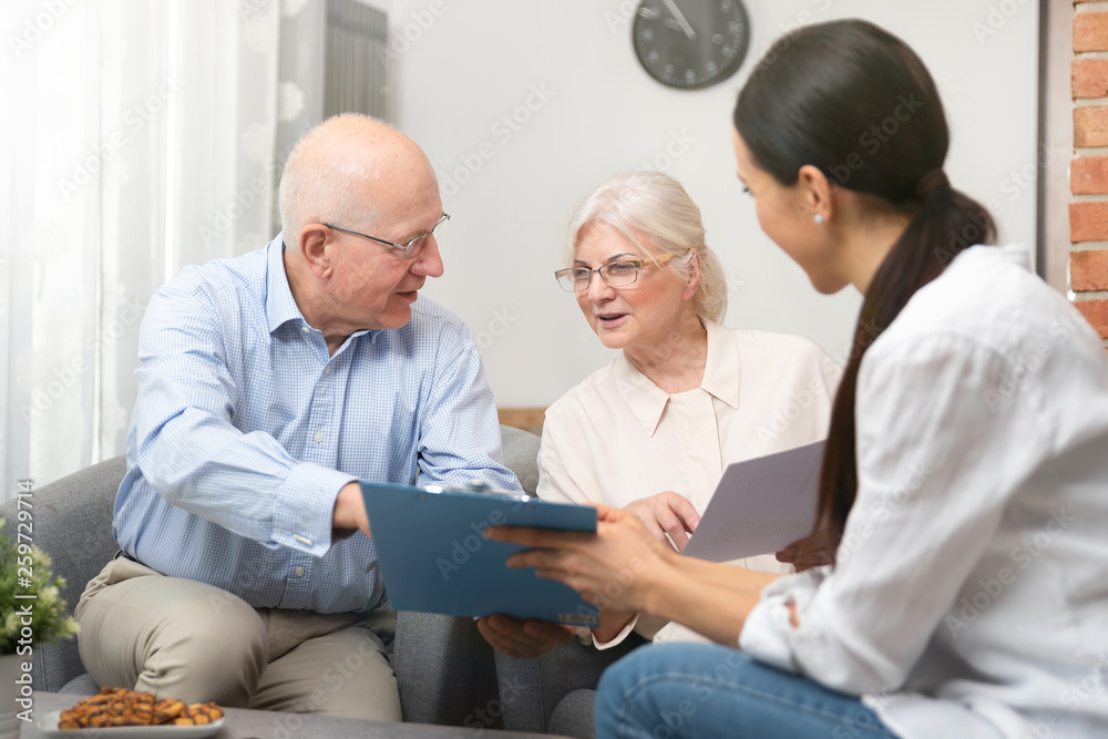 Obraz premium Senior couple planning their investments