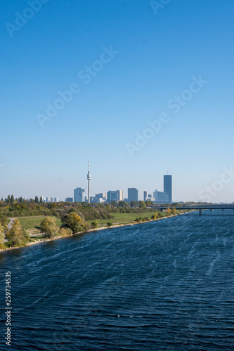 skyline wien von der Donau brücke aus