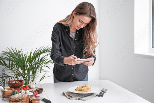 Female food photographer wi...