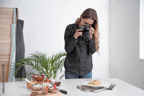 Female food photographer wo...