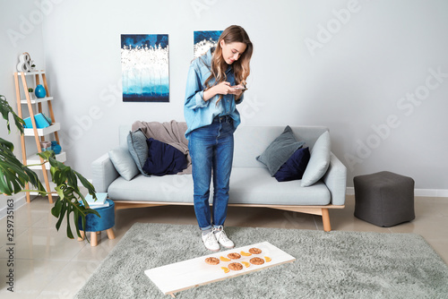 Female food photographer wi...