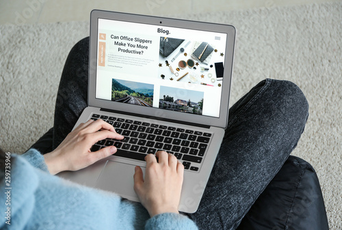 Female blogger working on l...