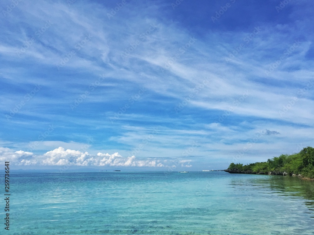 フィリピンの青い海