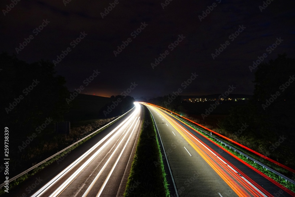 Lichtstrahlen von Autos in einer Langzeitbelichtung