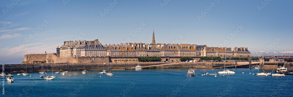 Panoramic seaside view of Saint Malo, Brittany, France - obrazy, fototapety, plakaty 