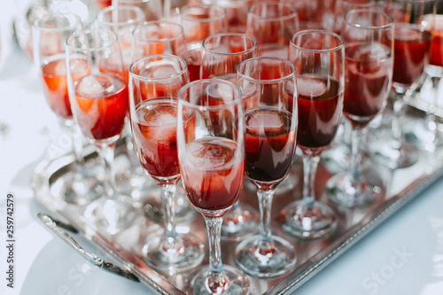 Himbeer-Cocktails für Gäste, Cocktails auf silber Tablett