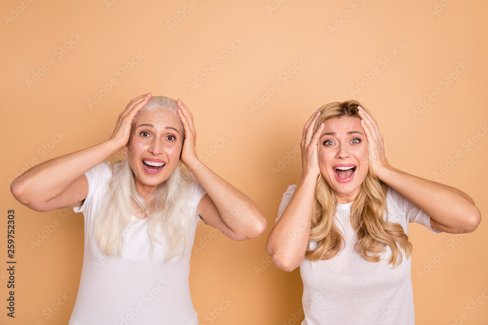 Portrait funny ladies parenthood astonished discounts information feel satisfied enjoy rejoice delighted scream shout touch head curly grey haircut stylish clothes isolated pastel background