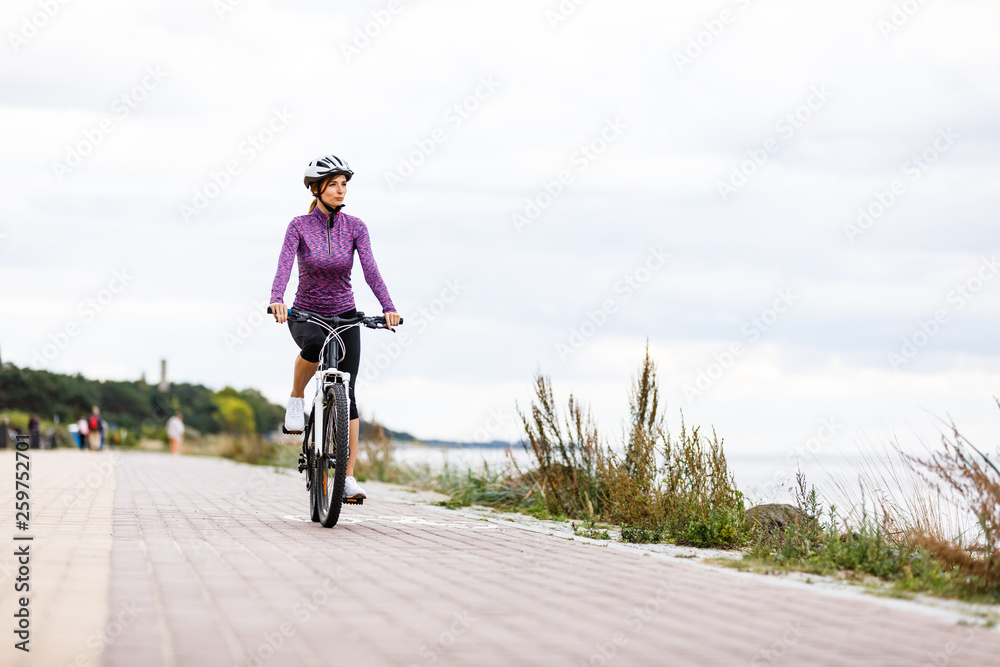 Obraz premium Young woman cycling