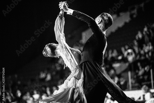 Obraz na płótnie couple of dancers man and woman dancing black-and-white photo
