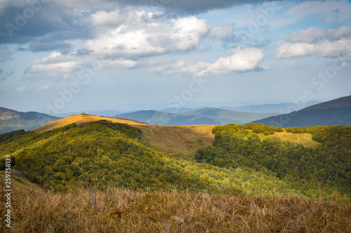 Widok na piękne połoniny i zielone zbocza w światłocieniu, Bieszczady.