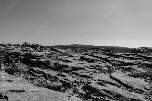 Irlanda, Parco Nazionale del Burren (Boireann), i paesaggi lunari. photo