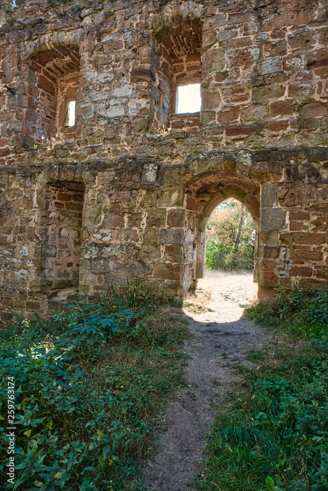 Ruine mit Tür und Fenstern aus Sandstein