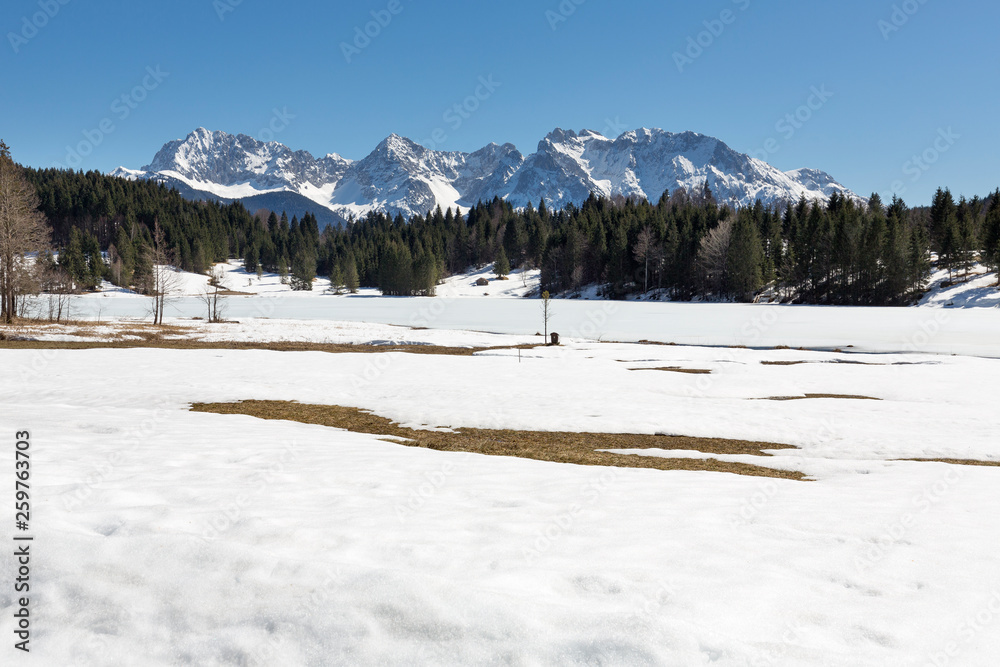 Geroldsee (Wagenbrüchsee) im Frühling mit Karwendelblick