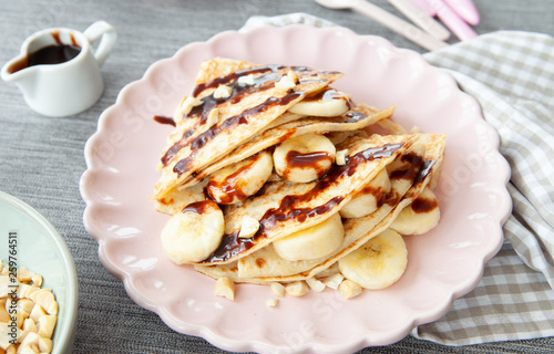 Leckere Pfannkuchen mit Banane photo