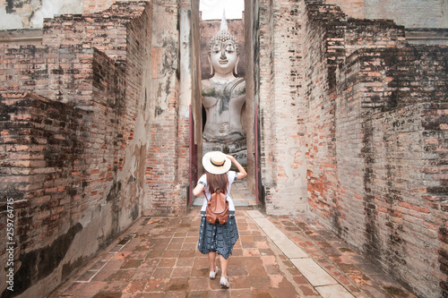 Foto Tourist woman is travel in Wat Si Chum in Sukhothai historical park in Thailand
