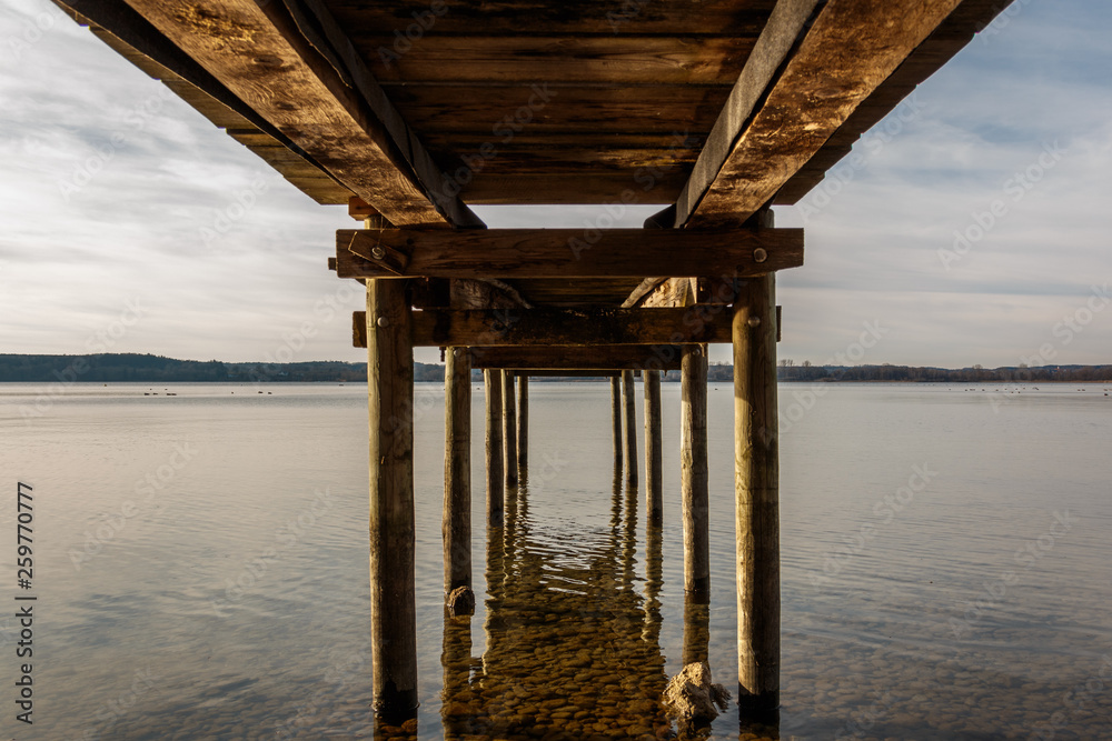 Holzsteg von unten am Ammersee in Bayern, Deutschland